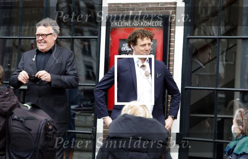Amsterdam 19 januari 2022
Cabaretiers Bert Visscher en Jochem Myer tijdens de landelijke protestactie Kapsalon Theater in de Kleine Komedie. De cultuursector komt in actie tegen de coronamaatregelen. Tientallen theaters in heel Nederland  zijn omgebouwd tot een kapsalon.
