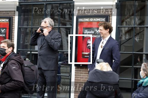 Amsterdam 19 januari 2022
Cabaretiers Bert Visscher en Jochem Myer tijdens de landelijke protestactie Kapsalon Theater in de Kleine Komedie. De cultuursector komt in actie tegen de coronamaatregelen. Tientallen theaters in heel Nederland  zijn omgebouwd tot een kapsalon.