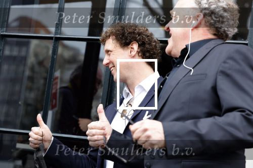 Amsterdam 19 januari 2022
Cabaretiers Bert Visscher en Jochem Myer tijdens de landelijke protestactie Kapsalon Theater in de Kleine Komedie. De cultuursector komt in actie tegen de coronamaatregelen. Tientallen theaters in heel Nederland  zijn omgebouwd tot een kapsalon.