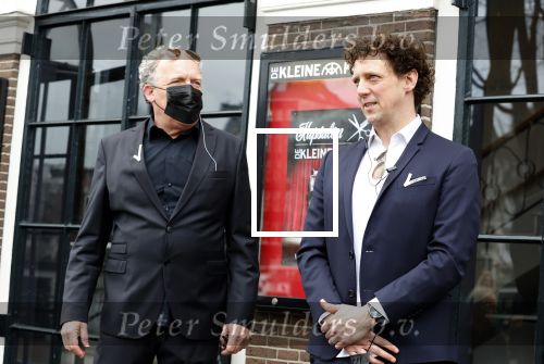 Amsterdam 19 januari 2022
Cabaretiers Bert Visscher en Jochem Myer tijdens de landelijke protestactie Kapsalon Theater in de Kleine Komedie. De cultuursector komt in actie tegen de coronamaatregelen. Tientallen theaters in heel Nederland  zijn omgebouwd tot een kapsalon.