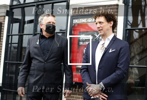 Amsterdam 19 januari 2022
Cabaretiers Bert Visscher en Jochem Myer tijdens de landelijke protestactie Kapsalon Theater in de Kleine Komedie. De cultuursector komt in actie tegen de coronamaatregelen. Tientallen theaters in heel Nederland  zijn omgebouwd tot een kapsalon.