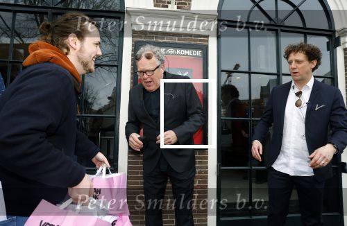 Amsterdam 19 januari 2022
Cabaretiers Bert Visscher en Jochem Myer tijdens de landelijke protestactie Kapsalon Theater in de Kleine Komedie. De cultuursector komt in actie tegen de coronamaatregelen. Tientallen theaters in heel Nederland  zijn omgebouwd tot een kapsalon.