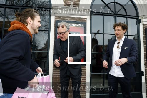 Amsterdam 19 januari 2022
Cabaretiers Bert Visscher en Jochem Myer tijdens de landelijke protestactie Kapsalon Theater in de Kleine Komedie. De cultuursector komt in actie tegen de coronamaatregelen. Tientallen theaters in heel Nederland  zijn omgebouwd tot een kapsalon.