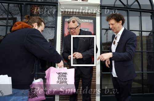 Amsterdam 19 januari 2022
Cabaretiers Bert Visscher en Jochem Myer tijdens de landelijke protestactie Kapsalon Theater in de Kleine Komedie. De cultuursector komt in actie tegen de coronamaatregelen. Tientallen theaters in heel Nederland  zijn omgebouwd tot een kapsalon.