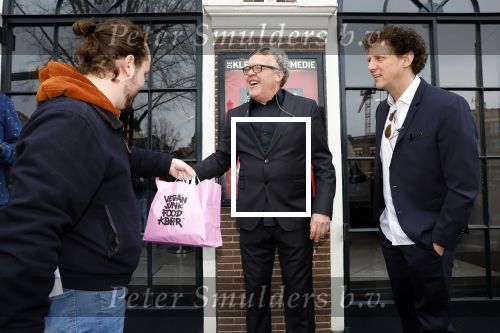 Amsterdam 19 januari 2022
Cabaretiers Bert Visscher en Jochem Myer tijdens de landelijke protestactie Kapsalon Theater in de Kleine Komedie. De cultuursector komt in actie tegen de coronamaatregelen. Tientallen theaters in heel Nederland  zijn omgebouwd tot een kapsalon.