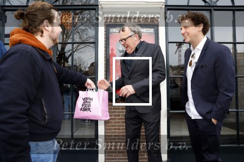 Amsterdam 19 januari 2022
Cabaretiers Bert Visscher en Jochem Myer tijdens de landelijke protestactie Kapsalon Theater in de Kleine Komedie. De cultuursector komt in actie tegen de coronamaatregelen. Tientallen theaters in heel Nederland  zijn omgebouwd tot een kapsalon.