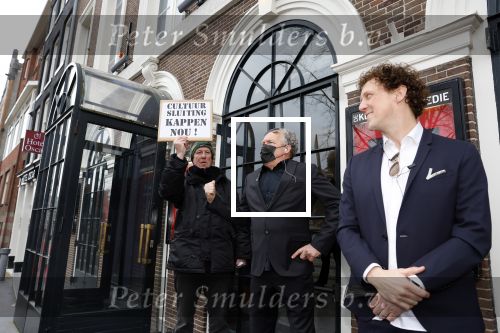 Amsterdam 19 januari 2022
Cabaretiers Bert Visscher en Jochem Myer tijdens de landelijke protestactie Kapsalon Theater in de Kleine Komedie. De cultuursector komt in actie tegen de coronamaatregelen. Tientallen theaters in heel Nederland  zijn omgebouwd tot een kapsalon.