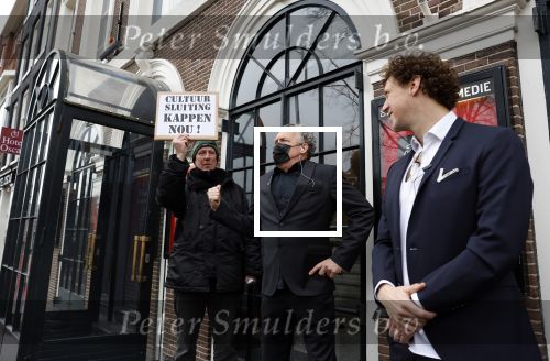 Amsterdam 19 januari 2022
Cabaretiers Bert Visscher en Jochem Myer tijdens de landelijke protestactie Kapsalon Theater in de Kleine Komedie. De cultuursector komt in actie tegen de coronamaatregelen. Tientallen theaters in heel Nederland  zijn omgebouwd tot een kapsalon.