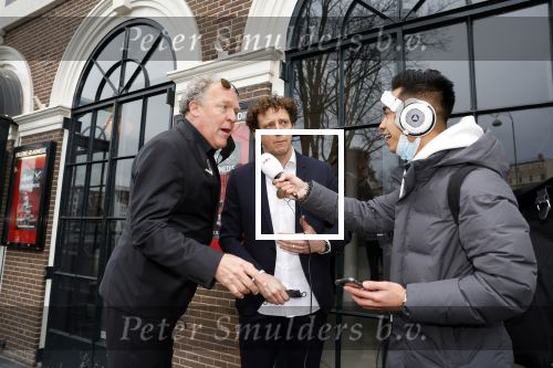 Amsterdam 19 januari 2022
Cabaretiers Bert Visscher en Jochem Myer tijdens de landelijke protestactie Kapsalon Theater in de Kleine Komedie. De cultuursector komt in actie tegen de coronamaatregelen. Tientallen theaters in heel Nederland  zijn omgebouwd tot een kapsalon.
