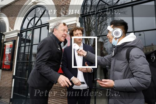 Amsterdam 19 januari 2022
Cabaretiers Bert Visscher en Jochem Myer tijdens de landelijke protestactie Kapsalon Theater in de Kleine Komedie. De cultuursector komt in actie tegen de coronamaatregelen. Tientallen theaters in heel Nederland  zijn omgebouwd tot een kapsalon.