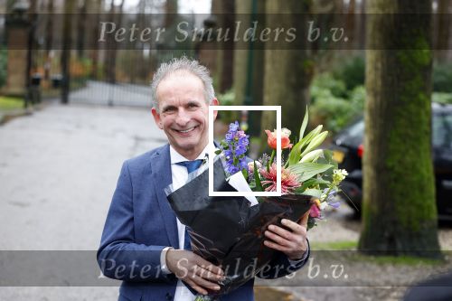 Lage Vuursche 31 januari 2022
Johan Vlemmix (Bloemen ) en Salar Azimi ( Kaviaar ter waarde van 100.000euro) brengen kado naar prinses Beatrix op kasteel Drackensteyn vanwege haar 84e verjaardag