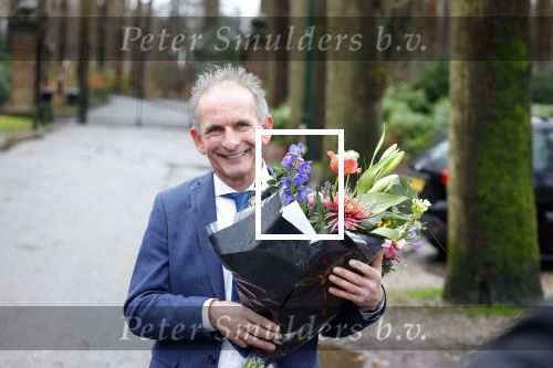 Lage Vuursche 31 januari 2022
Johan Vlemmix (Bloemen ) en Salar Azimi ( Kaviaar ter waarde van 100.000euro) brengen kado naar prinses Beatrix op kasteel Drackensteyn vanwege haar 84e verjaardag