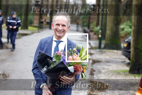 Lage Vuursche 31 januari 2022
Johan Vlemmix (Bloemen ) en Salar Azimi ( Kaviaar ter waarde van 100.000euro) brengen kado naar prinses Beatrix op kasteel Drackensteyn vanwege haar 84e verjaardag