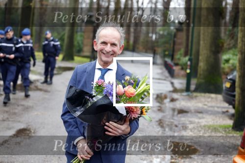 Lage Vuursche 31 januari 2022
Johan Vlemmix (Bloemen ) en Salar Azimi ( Kaviaar ter waarde van 100.000euro) brengen kado naar prinses Beatrix op kasteel Drackensteyn vanwege haar 84e verjaardag