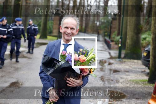Lage Vuursche 31 januari 2022
Johan Vlemmix (Bloemen ) en Salar Azimi ( Kaviaar ter waarde van 100.000euro) brengen kado naar prinses Beatrix op kasteel Drackensteyn vanwege haar 84e verjaardag