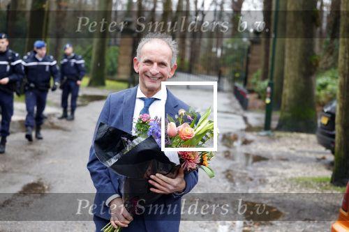 Lage Vuursche 31 januari 2022
Johan Vlemmix (Bloemen ) en Salar Azimi ( Kaviaar ter waarde van 100.000euro) brengen kado naar prinses Beatrix op kasteel Drackensteyn vanwege haar 84e verjaardag