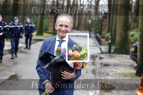 Lage Vuursche 31 januari 2022
Johan Vlemmix (Bloemen ) en Salar Azimi ( Kaviaar ter waarde van 100.000euro) brengen kado naar prinses Beatrix op kasteel Drackensteyn vanwege haar 84e verjaardag