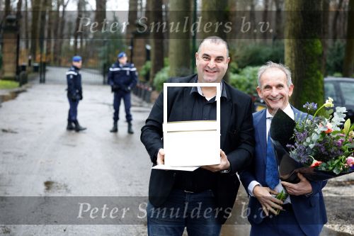 Lage Vuursche 31 januari 2022
Johan Vlemmix (Bloemen ) en Salar Azimi ( Kaviaar ter waarde van 100.000euro) brengen kado naar prinses Beatrix op kasteel Drackensteyn vanwege haar 84e verjaardag