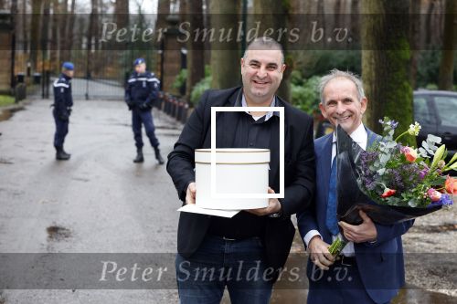 Lage Vuursche 31 januari 2022
Johan Vlemmix (Bloemen ) en Salar Azimi ( Kaviaar ter waarde van 100.000euro) brengen kado naar prinses Beatrix op kasteel Drackensteyn vanwege haar 84e verjaardag
