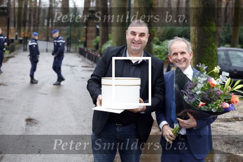 Lage Vuursche 31 januari 2022
Johan Vlemmix (Bloemen ) en Salar Azimi ( Kaviaar ter waarde van 100.000euro) brengen kado naar prinses Beatrix op kasteel Drackensteyn vanwege haar 84e verjaardag