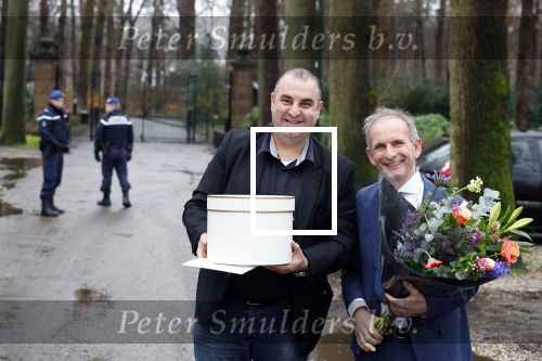 Lage Vuursche 31 januari 2022
Johan Vlemmix (Bloemen ) en Salar Azimi ( Kaviaar ter waarde van 100.000euro) brengen kado naar prinses Beatrix op kasteel Drackensteyn vanwege haar 84e verjaardag