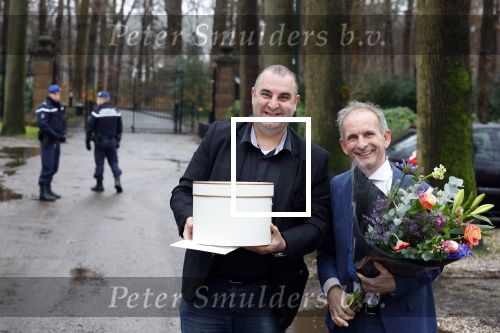Lage Vuursche 31 januari 2022
Johan Vlemmix (Bloemen ) en Salar Azimi ( Kaviaar ter waarde van 100.000euro) brengen kado naar prinses Beatrix op kasteel Drackensteyn vanwege haar 84e verjaardag