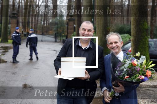 Lage Vuursche 31 januari 2022
Johan Vlemmix (Bloemen ) en Salar Azimi ( Kaviaar ter waarde van 100.000euro) brengen kado naar prinses Beatrix op kasteel Drackensteyn vanwege haar 84e verjaardag