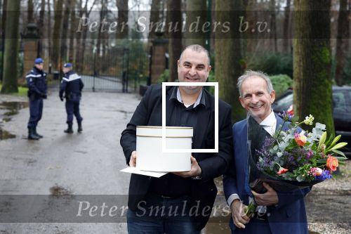 Lage Vuursche 31 januari 2022
Johan Vlemmix (Bloemen ) en Salar Azimi ( Kaviaar ter waarde van 100.000euro) brengen kado naar prinses Beatrix op kasteel Drackensteyn vanwege haar 84e verjaardag