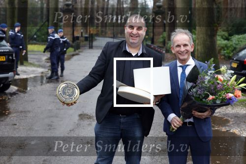 Lage Vuursche 31 januari 2022
Johan Vlemmix (Bloemen ) en Salar Azimi ( Kaviaar ter waarde van 100.000euro) brengen kado naar prinses Beatrix op kasteel Drackensteyn vanwege haar 84e verjaardag