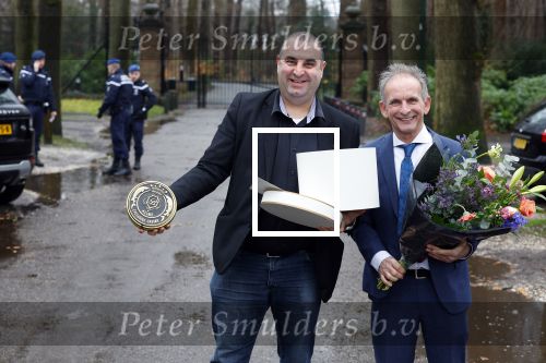 Lage Vuursche 31 januari 2022
Johan Vlemmix (Bloemen ) en Salar Azimi ( Kaviaar ter waarde van 100.000euro) brengen kado naar prinses Beatrix op kasteel Drackensteyn vanwege haar 84e verjaardag