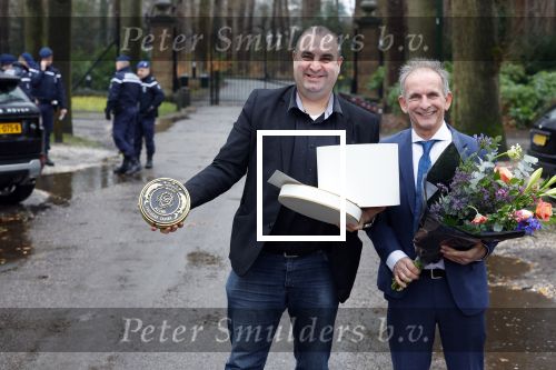 Lage Vuursche 31 januari 2022
Johan Vlemmix (Bloemen ) en Salar Azimi ( Kaviaar ter waarde van 100.000euro) brengen kado naar prinses Beatrix op kasteel Drackensteyn vanwege haar 84e verjaardag