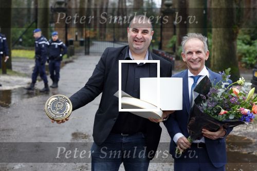 Lage Vuursche 31 januari 2022
Johan Vlemmix (Bloemen ) en Salar Azimi ( Kaviaar ter waarde van 100.000euro) brengen kado naar prinses Beatrix op kasteel Drackensteyn vanwege haar 84e verjaardag