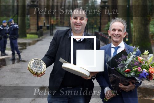 Lage Vuursche 31 januari 2022
Johan Vlemmix (Bloemen ) en Salar Azimi ( Kaviaar ter waarde van 100.000euro) brengen kado naar prinses Beatrix op kasteel Drackensteyn vanwege haar 84e verjaardag