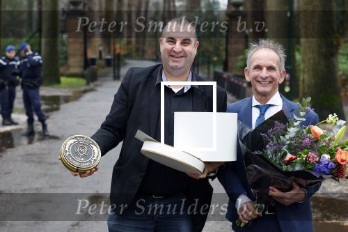 Lage Vuursche 31 januari 2022
Johan Vlemmix (Bloemen ) en Salar Azimi ( Kaviaar ter waarde van 100.000euro) brengen kado naar prinses Beatrix op kasteel Drackensteyn vanwege haar 84e verjaardag