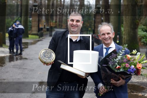 Lage Vuursche 31 januari 2022
Johan Vlemmix (Bloemen ) en Salar Azimi ( Kaviaar ter waarde van 100.000euro) brengen kado naar prinses Beatrix op kasteel Drackensteyn vanwege haar 84e verjaardag