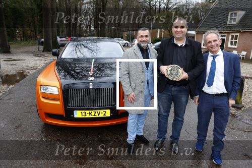 Lage Vuursche 31 januari 2022
Johan Vlemmix (Bloemen ) en Salar Azimi ( Kaviaar ter waarde van 100.000euro) brengen kado naar prinses Beatrix op kasteel Drackensteyn vanwege haar 84e verjaardag