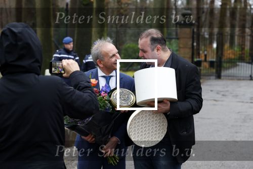 Lage Vuursche 31 januari 2022
Johan Vlemmix (Bloemen ) en Salar Azimi ( Kaviaar ter waarde van 100.000euro) brengen kado naar prinses Beatrix op kasteel Drackensteyn vanwege haar 84e verjaardag
