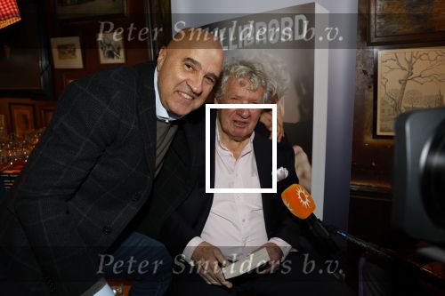Laren 7 februari 2022
Boekpresentatie van Willibrord Frequin in het bonte paard. Rene v d Gijp reikte het eerste exemplaar uit . Fons de Poel is de schrijver. Willibrord en John v d Heuvel