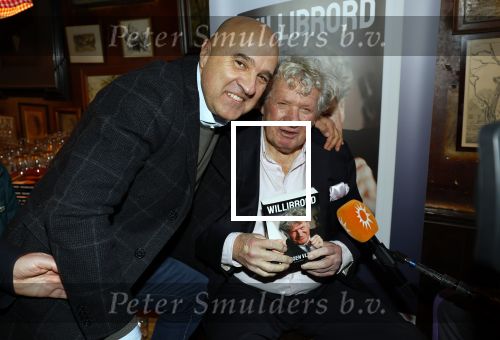 Laren 7 februari 2022
Boekpresentatie van Willibrord Frequin in het bonte paard. Rene v d Gijp reikte het eerste exemplaar uit . Fons de Poel is de schrijver. Willibrord en John v d Heuvel