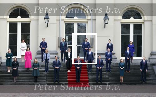 Den haag 10 januari 2022
Balkonscene nieuwe kabinet op paleis Noordeinde.
Koning Willem Alexander Mark Rutte Wopke Hoekstra Hugo de Jonge Kasja ollongren Liesje Schreinemacher Franc Weerwind Dilan Yesilgoz Hanke Bruins Robbert Dijkgraaf Dennis Wiersma Mark Harbers Micky Adriaansens Rob Jetten Henk Staghouwer Christianne v d Wal Karien v Gennip Carola Schouten Ernst Kuipers en Conny Helder .