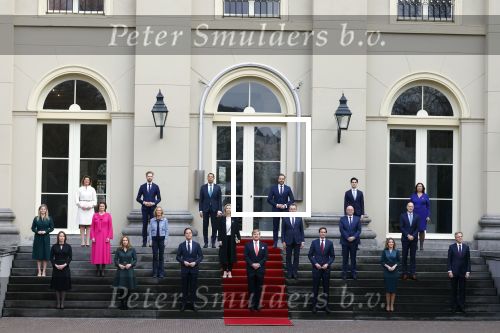 Den haag 10 januari 2022
Balkonscene nieuwe kabinet op paleis Noordeinde.
Koning Willem Alexander Mark Rutte Wopke Hoekstra Hugo de Jonge Kasja ollongren Liesje Schreinemacher Franc Weerwind Dilan Yesilgoz Hanke Bruins Robbert Dijkgraaf Dennis Wiersma Mark Harbers Micky Adriaansens Rob Jetten Henk Staghouwer Christianne v d Wal Karien v Gennip Carola Schouten Ernst Kuipers en Conny Helder .