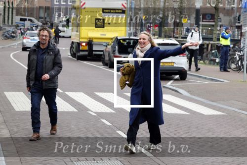 Amsterdam 19 januari 2022
Cabaretiers Bert Visscher en Jochem Myer tijdens de landelijke protestactie Kapsalon Theater in de Kleine Komedie. De cultuursector komt in actie tegen de coronamaatregelen. Tientallen theaters in heel Nederland  zijn omgebouwd tot een kapsalon.
