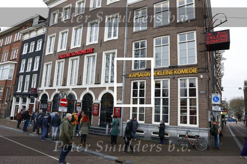 Amsterdam 19 januari 2022
Cabaretiers Bert Visscher en Jochem Myer tijdens de landelijke protestactie Kapsalon Theater in de Kleine Komedie. De cultuursector komt in actie tegen de coronamaatregelen. Tientallen theaters in heel Nederland  zijn omgebouwd tot een kapsalon.