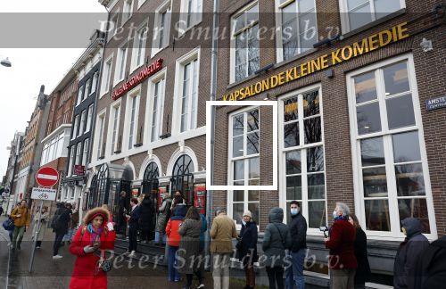 Amsterdam 19 januari 2022
Cabaretiers Bert Visscher en Jochem Myer tijdens de landelijke protestactie Kapsalon Theater in de Kleine Komedie. De cultuursector komt in actie tegen de coronamaatregelen. Tientallen theaters in heel Nederland  zijn omgebouwd tot een kapsalon.