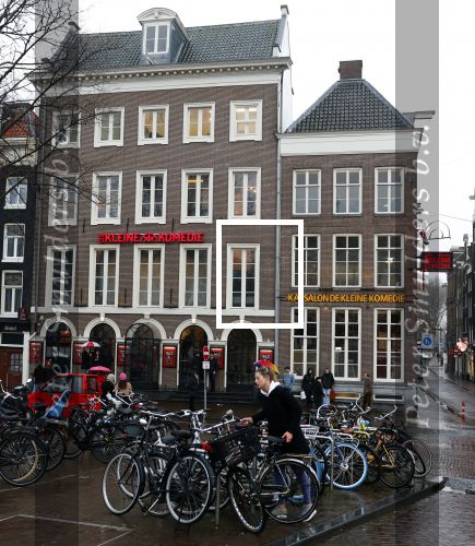 Amsterdam 19 januari 2022
Cabaretiers Bert Visscher en Jochem Myer tijdens de landelijke protestactie Kapsalon Theater in de Kleine Komedie. De cultuursector komt in actie tegen de coronamaatregelen. Tientallen theaters in heel Nederland  zijn omgebouwd tot een kapsalon.