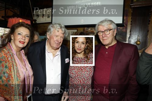 Laren 7 februari 2022
Boekpresentatie van Willibrord Frequin in het bonte paard. Rene v d Gijp reikte het eerste exemplaar uit . Fons de Poel is de schrijver. Katja Schuurman