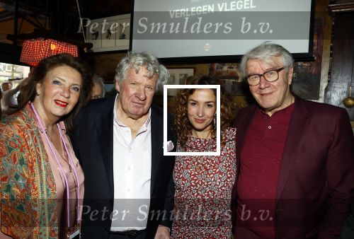 Laren 7 februari 2022
Boekpresentatie van Willibrord Frequin in het bonte paard. Rene v d Gijp reikte het eerste exemplaar uit . Fons de Poel is de schrijver. Katja Schuurman