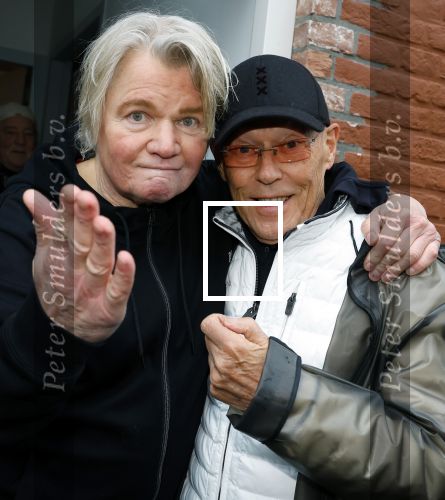 Den Haag 4 februari 2022
Rob en Ferdi Bolland worden geeerd met een plakaat op de muur van een huis met een tekst van 1 van hun liedjes daarop. Het hangt in de straat waar Rob Bolland woont. Koos v Dijk