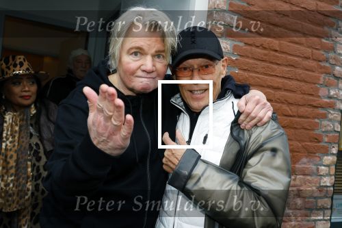 Den Haag 4 februari 2022
Rob en Ferdi Bolland worden geeerd met een plakaat op de muur van een huis met een tekst van 1 van hun liedjes daarop. Het hangt in de straat waar Rob Bolland woont. Koos v Dijk