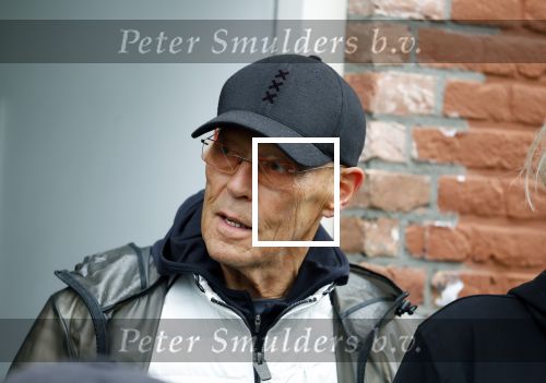 Den Haag 4 februari 2022
Rob en Ferdi Bolland worden geeerd met een plakaat op de muur van een huis met een tekst van 1 van hun liedjes daarop. Het hangt in de straat waar Rob Bolland woont. Koos v Dijk